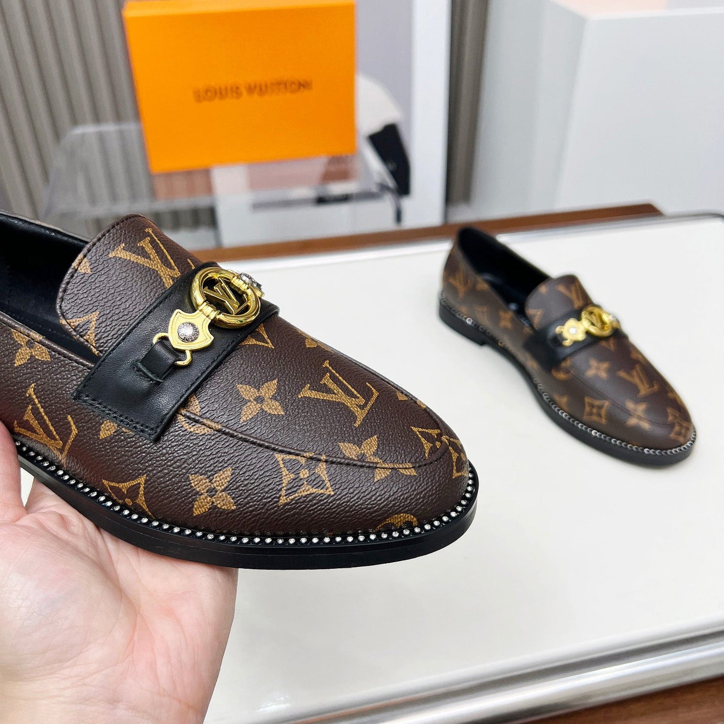 New Fashion V Logo Leather Women's ShoesXC052025021804
